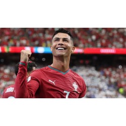 Cristiano Ronaldo gör två mål i en enda VM-match Cristiano Ronaldo gör två mål i en enda VM-match